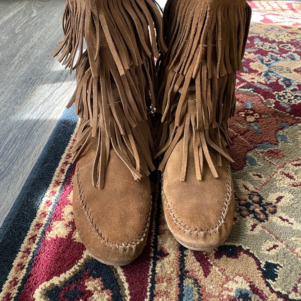 Minnetonka Calf Hi 3-Layer Fringe Boot